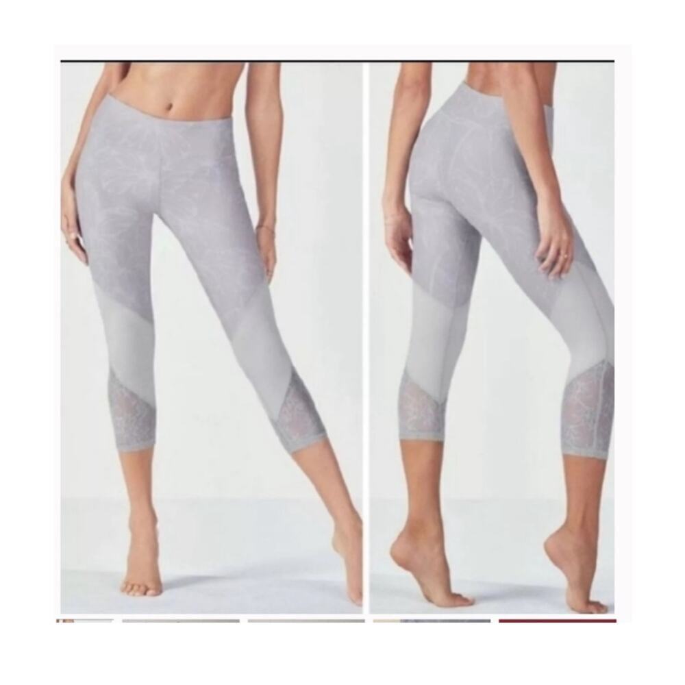 Fabletics Mid Rise Mesh Powerhold Capri Legging - Bloomfield / Mist Size Small